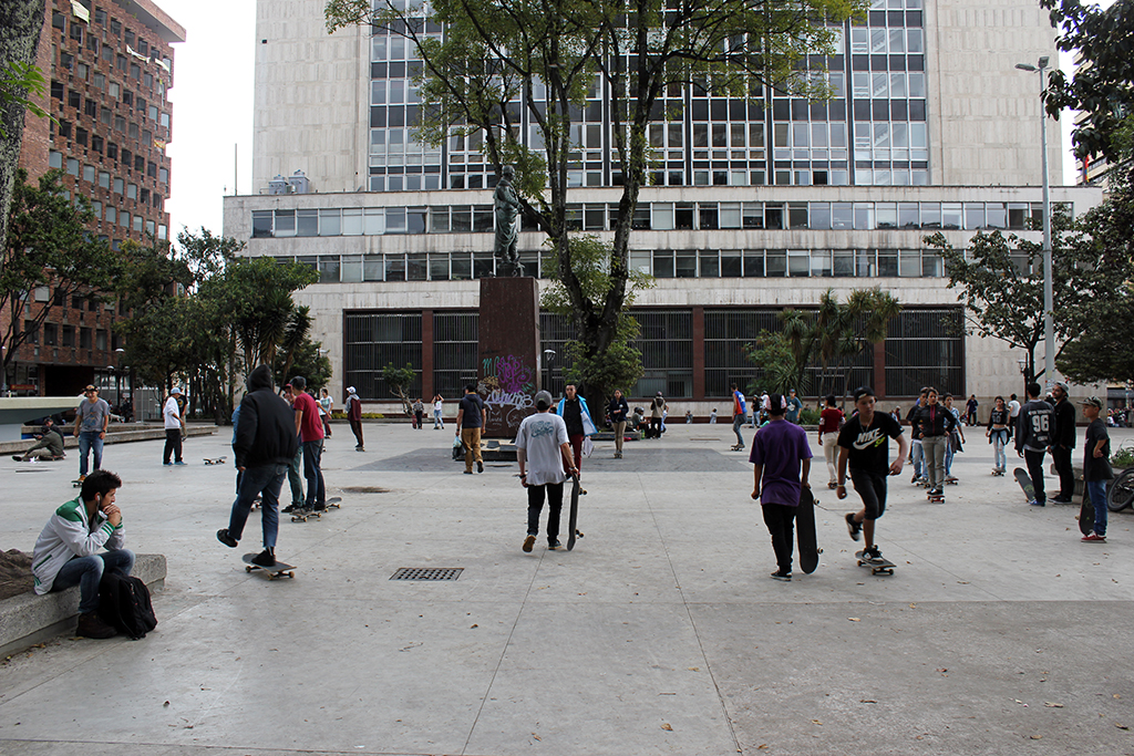 Skateboarders at Parque Santander Plaza en Bogotá, Colombia