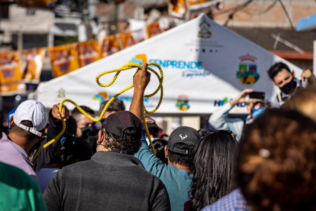 Passing Rope to Buenos Aires Voters in Tegucigalpa, Honduras 2021