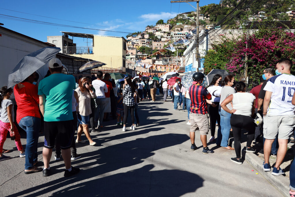 Long lines of voters in Buenos Aires, Tegucigalpa, Honduras